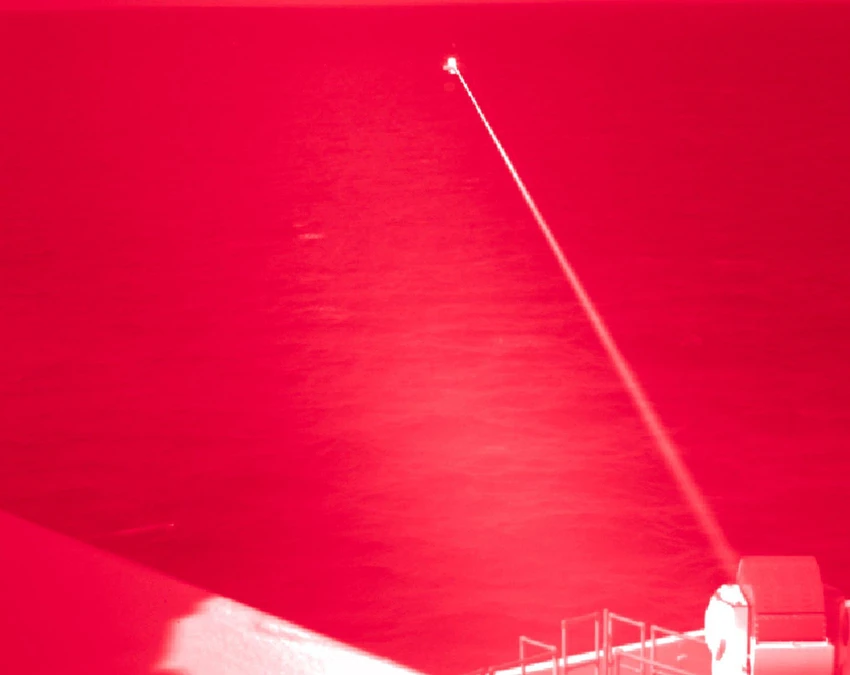 Tàu tuần dương hạng nặng USS Portland của Mỹ dùng hệ thống laser năng lượng cao bắn vào một mục tiêu thử nghiệm. Ảnh: US NAVY Tàu tuần dương hạng nặng USS Portland của Mỹ dùng hệ thống laser năng lượng cao bắn vào một mục tiêu thử nghiệm. Ảnh: US NAVY