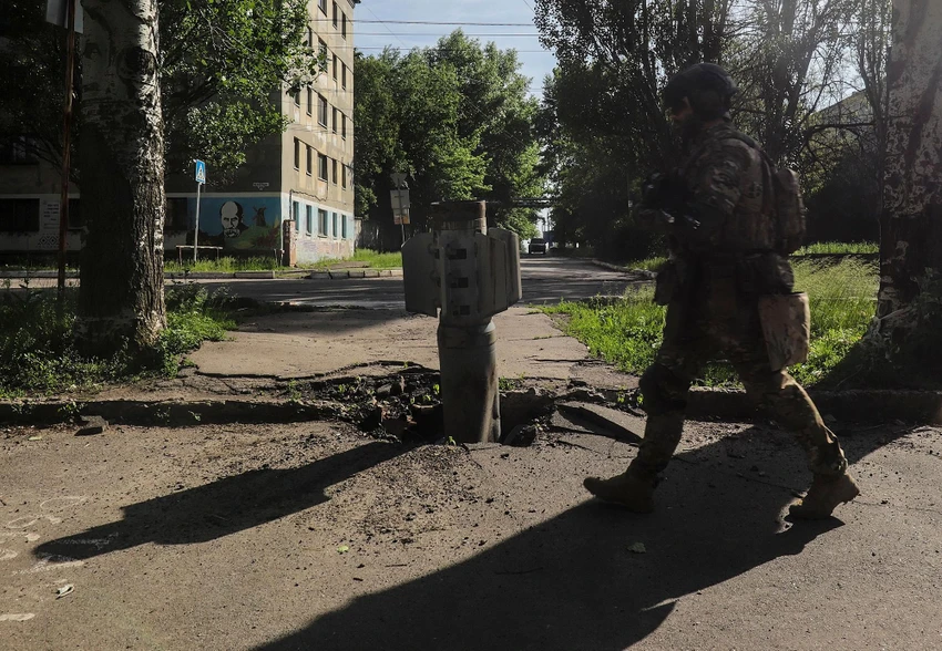 Một quả tên lửa rơi gần chiến tuyến ở TP Severodonetsk (Ukraine) hôm 2-6. Ảnh: Str/EPA-EFE/Shutterstock) Một quả tên lửa rơi gần chiến tuyến ở TP Severodonetsk (Ukraine) hôm 2-6. Ảnh: Str/EPA-EFE/Shutterstock)
