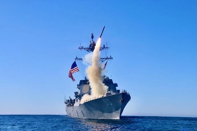 Tàu khu trục USS Chafee của Mỹ phóng tên lửa hành trình Tomahawk Block V. Ảnh: US NAVY Tàu khu trục USS Chafee của Mỹ phóng tên lửa hành trình Tomahawk Block V. Ảnh: US NAVY