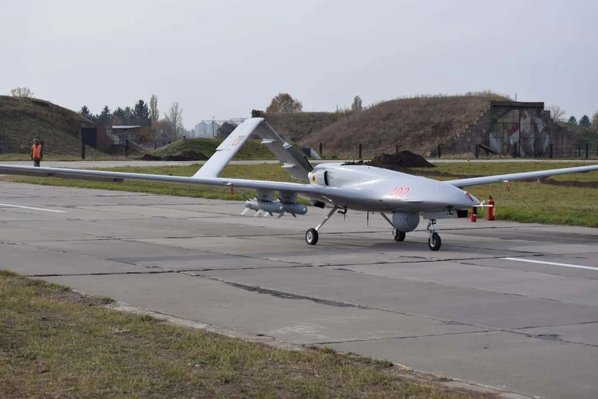 UAV TB2 Bayraktar của Ukraine được trang bị vũ khí dẫn đường chính xác. Ảnh: THE EURASIAN TIMES UAV TB2 Bayraktar của Ukraine được trang bị vũ khí dẫn đường chính xác. Ảnh: THE EURASIAN TIMES