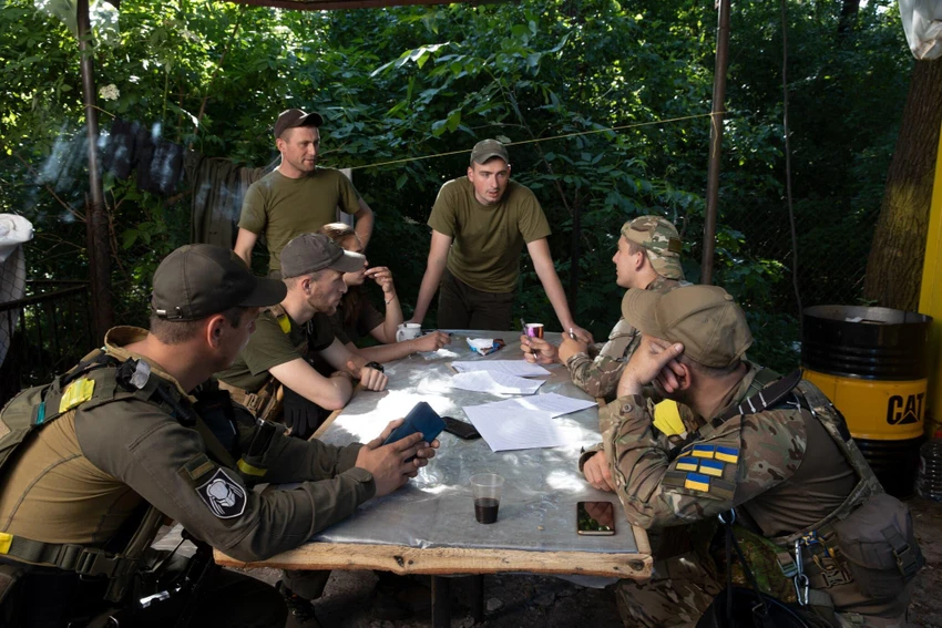 Cuộc họp của binh sĩ Ukraine tại một căn cứ. Ảnh: Tyler Hicks/The New York Times Cuộc họp của binh sĩ Ukraine tại một căn cứ. Ảnh: Tyler Hicks/The New York Times