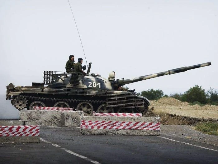 Xe tăng T-62 của Nga băng qua đường cao tốc nối Tbilisi với Tây Georgia năm 2008. Ảnh: MARCO LONGARI/AFP/GETTY IMAGES Xe tăng T-62 của Nga băng qua đường cao tốc nối Tbilisi với Tây Georgia năm 2008. Ảnh: MARCO LONGARI/AFP/GETTY IMAGES