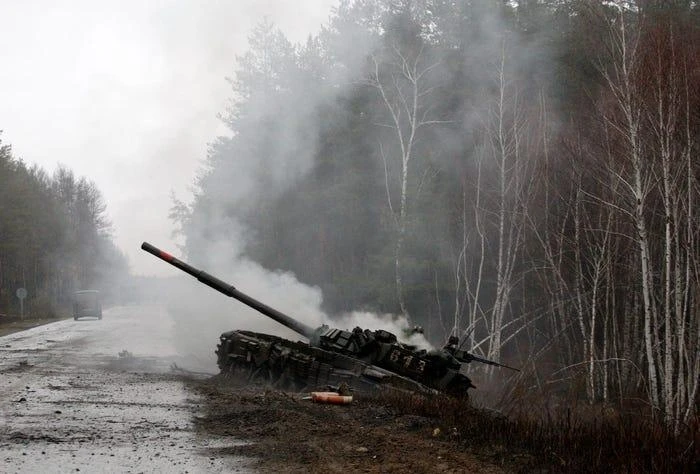 Khói bốc lên từ xe tăng Nga bị lực lượng Ukraine phá hủy ở vùng Lugansk. Ảnh: ANATOLII STEPANOV/AFP/GETTY IMAGES Khói bốc lên từ xe tăng Nga bị lực lượng Ukraine phá hủy ở vùng Lugansk. Ảnh: ANATOLII STEPANOV/AFP/GETTY IMAGES