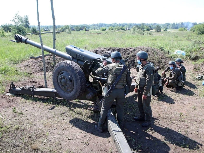 Binh sĩ Ukraine vận hành một lựu pháo trong một cuộc diễn tập ở vùng Kharkiv (đông bắc Ukraine). Ảnh: Vyacheslav Madiyevskyy/ Ukrinform/Future Publishing/Getty Images Binh sĩ Ukraine vận hành một lựu pháo trong một cuộc diễn tập ở vùng Kharkiv (đông bắc Ukraine). Ảnh: Vyacheslav Madiyevskyy/ Ukrinform/Future Publishing/Getty Images