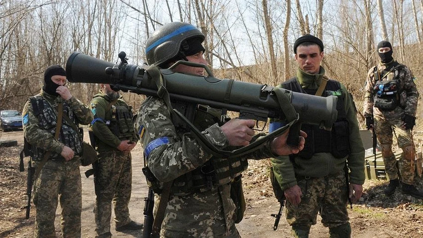 Quân nhân Ukraine nghiên cứu hệ thống vũ khí vác vai Carl Gustaf M4 của Thụy Điển trong một buổi huấn luyện gần vùng Kharkiv (Ukraine). Ảnh: Andrew Marienko/AP Quân nhân Ukraine nghiên cứu hệ thống vũ khí vác vai Carl Gustaf M4 của Thụy Điển trong một buổi huấn luyện gần vùng Kharkiv (Ukraine). Ảnh: Andrew Marienko/AP