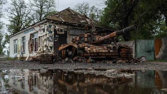 Một xe tăng của Ukraine bị thiêu rụi ở Kolychivka (Ukraine). Ảnh: Getty Images / Alexey Furman / Stringer Một xe tăng của Ukraine bị thiêu rụi ở Kolychivka (Ukraine). Ảnh: Getty Images / Alexey Furman / Stringer