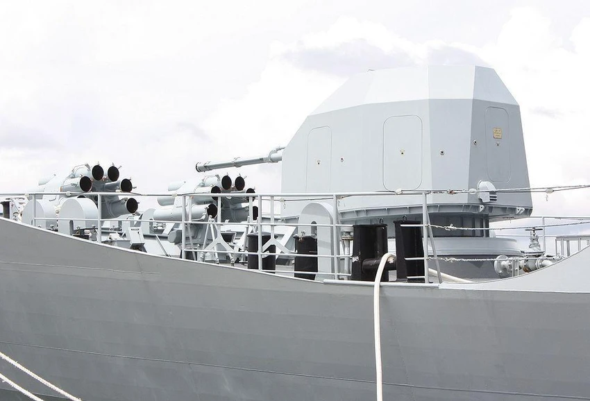 Pháo 76 mm gắn trên tàu hộ vệ F-22P làm pháo chính. Ảnh: WIKIPEDIA Pháo 76 mm gắn trên tàu hộ vệ F-22P làm pháo chính. Ảnh: WIKIPEDIA