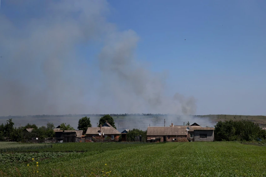 Cỏ bị đốt cháy do hỏa lực của pháo binh Nga gần một ngôi làng ở chiến tuyến vùng Donetsk. Ảnh: Tyler Hicks/The New York Times Cỏ bị đốt cháy do hỏa lực của pháo binh Nga gần một ngôi làng ở chiến tuyến vùng Donetsk. Ảnh: Tyler Hicks/The New York Times