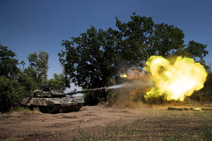 Xe tăng Ukraine khai hỏa vào các vị trí của Nga tại vùng Donbass (miền Đông Ukraine). Ảnh: Tyler Hicks/The New York Times Xe tăng Ukraine khai hỏa vào các vị trí của Nga tại vùng Donbass (miền Đông Ukraine). Ảnh: Tyler Hicks/The New York Times