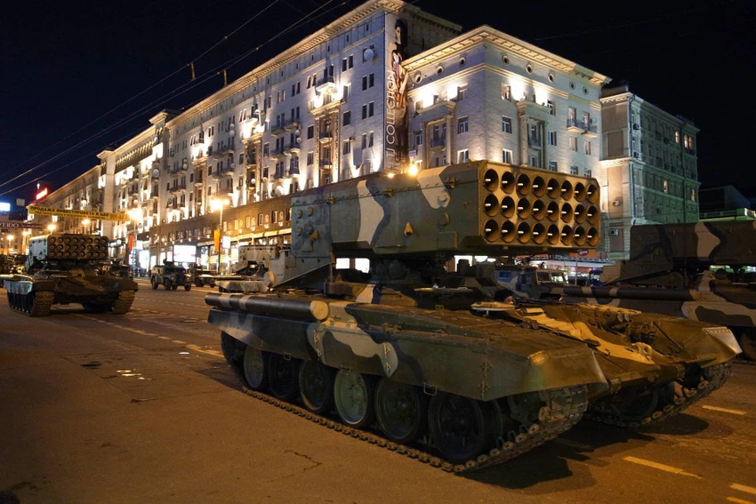 Hệ thống pháo phản lực bắn loạt TOS-1 của Nga tại lễ duyệt binh tháng 5-2010 ở Moscow. Ảnh: WIKIMEDIA COMMONS Hệ thống pháo phản lực bắn loạt TOS-1 của Nga tại lễ duyệt binh tháng 5-2010 ở Moscow. Ảnh: WIKIMEDIA COMMONS