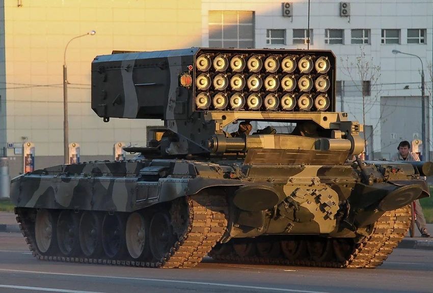 Xe phóng của TOS-1 sử dụng khung gầm của xe tăng T-72. Ảnh: WIKIMEDIA COMMONS Xe phóng của TOS-1 sử dụng khung gầm của xe tăng T-72. Ảnh: WIKIMEDIA COMMONS