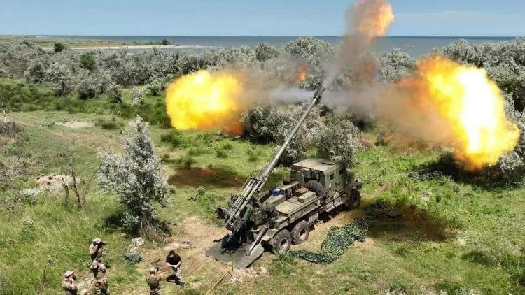 Pháo 2S22 Bohdana được cho đang khai hỏa nhằm vào Đảo Rắn. Ảnh: UKRAINIAN DEFENSE MINISTRY Pháo 2S22 Bohdana được cho đang khai hỏa nhằm vào Đảo Rắn. Ảnh: UKRAINIAN DEFENSE MINISTRY