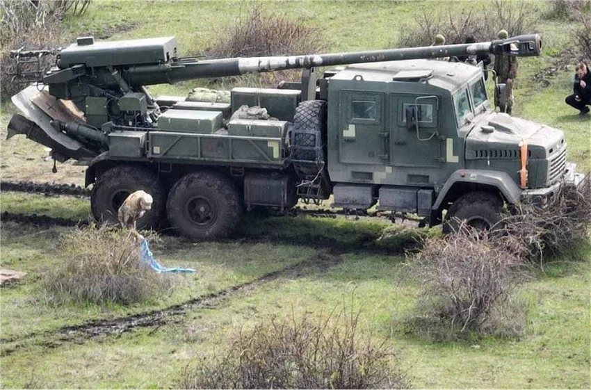 Pháo tự hành 2S22 Bohdana của Ukraine gắn trên xe tải. Ảnh: Сергій Пашинський Pháo tự hành 2S22 Bohdana của Ukraine gắn trên xe tải. Ảnh: Сергій Пашинський