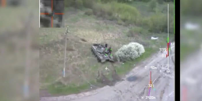 UAV cảm tử của Ukraine tấn công một xe tăng Nga. Ảnh: Screengrab/Ukrainian Special Operations Forces UAV cảm tử của Ukraine tấn công một xe tăng Nga. Ảnh: Screengrab/Ukrainian Special Operations Forces