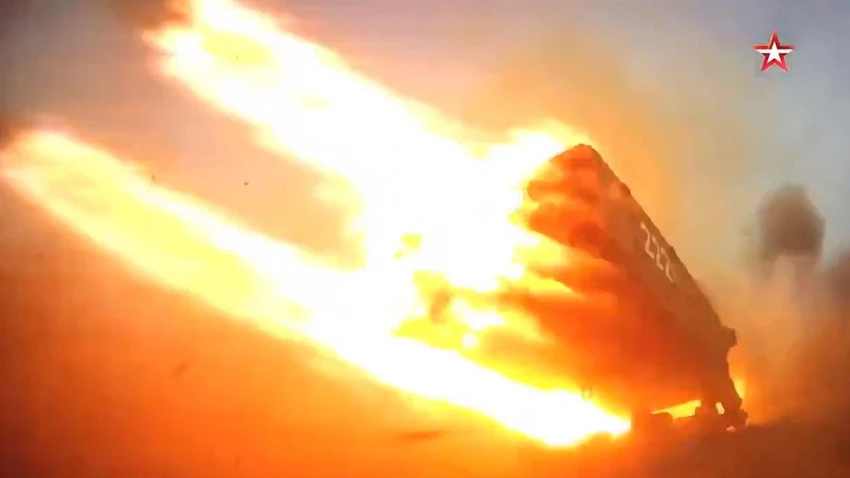 Pháo phản lực TOS-1 của Nga khai hỏa. Ảnh: YouTube Screenshot Pháo phản lực TOS-1 của Nga khai hỏa. Ảnh: YouTube Screenshot