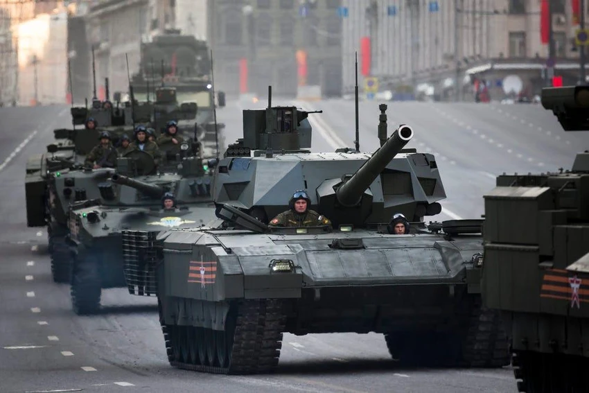 Xe tăng T-14 Armata của Nga trên đường tới Quảng trường Đỏ tham gia buổi tập dượt lễ duyệt binh Ngày Chiến thắng hôm 9-5-2015. Ảnh: Alexander Zemlianichenko/AP Xe tăng T-14 Armata của Nga trên đường tới Quảng trường Đỏ tham gia buổi tập dượt lễ duyệt binh Ngày Chiến thắng hôm 9-5-2015. Ảnh: Alexander Zemlianichenko/AP