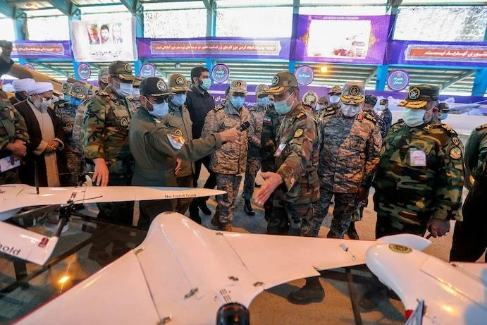 Thiếu tướng Mohammad Hossein Bagheri, Tổng tham mưu trưởng Các Lực lượng vũ trang Iran tham quan phòng trưng bày UAV trước một cuộc tập trận ngày 5-1-2021. Ảnh: Iranian army/AP Thiếu tướng Mohammad Hossein Bagheri, Tổng tham mưu trưởng Các Lực lượng vũ trang Iran tham quan phòng trưng bày UAV trước một cuộc tập trận ngày 5-1-2021. Ảnh: Iranian army/AP