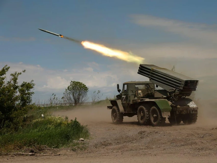 Hệ thống pháo phản lực bắn hoạt của Cộng hòa nhân dân tự xưng Donetsk khai hỏa ở miền Đông Ukraine hôm 28-5. Ảnh: Alexei Alexandrov/AP Hệ thống pháo phản lực bắn hoạt của Cộng hòa nhân dân tự xưng Donetsk khai hỏa ở miền Đông Ukraine hôm 28-5. Ảnh: Alexei Alexandrov/AP