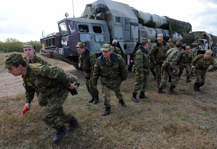 Binh sĩ Belarus và hệ thống tên lửa đất đối không S-300P trong cuộc tập trận quân sự chung Zapad 2009 giữa Nga và Belarus. Ảnh: VIKTOR DRACHEV/AFP/ GETTY IMAGINE