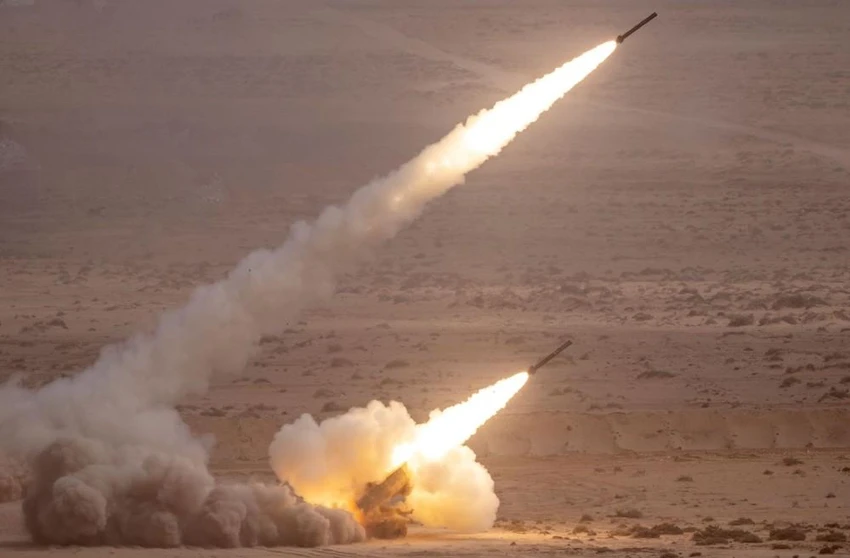 Hệ thống HIMARS của Mỹ trong cuộc tập trận quân sự Sư tử châu Phi 2022 thường niên ở vùng Tan-Tan, tây nam Morocco hôm 30-6. Ảnh: FADEL SENNA/AFP/GETTY IMAGES Hệ thống HIMARS của Mỹ trong cuộc tập trận quân sự Sư tử châu Phi 2022 thường niên ở vùng Tan-Tan, tây nam Morocco hôm 30-6. Ảnh: FADEL SENNA/AFP/GETTY IMAGES