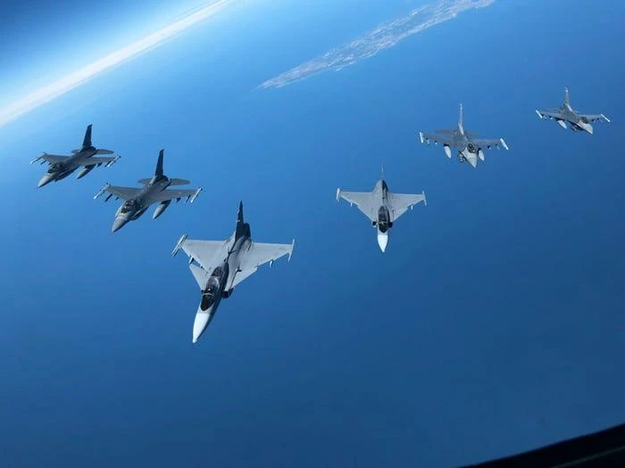 Các tiêm kích F-15 của Mỹ và JAS 39 Gripen của Thụy Điển bay qua Biển Baltic trong một cuộc tập trận năm 2018. Ảnh: US Air Force/Staff Sgt. Jordan Kaminski