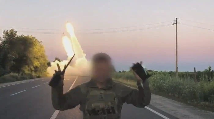 Binh sĩ Ukrain làm dấu hiệu chiến thắng trước hệ thống HIMARS được Mỹ cung cấp. Ảnh: Ukraine Ministry of Defense