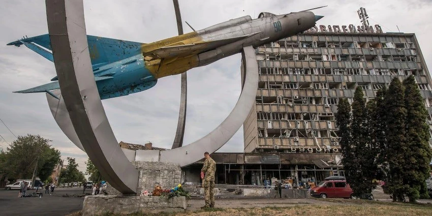 Quân nhân Ukraine tại tượng đài tiêm kích MiG-21 thời Liên Xô của Không quân Ukraine ở TP Vinnytsia (Ukraine) ngày 15-7. Ảnh: Maxym Marusenko/NurPhoto/ GETTY IMAGES Quân nhân Ukraine tại tượng đài tiêm kích MiG-21 thời Liên Xô của Không quân Ukraine ở TP Vinnytsia (Ukraine) ngày 15-7. Ảnh: Maxym Marusenko/NurPhoto/ GETTY IMAGES
