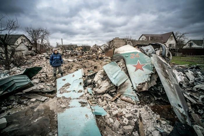 Một tiêm kích Su-34 của Nga bị bắn rơi tại khu dân cư Chernihiv của Ukraine hôm 22-4. Ảnh: Nicola Marfisi/AGF/Universal Images Group/ GETTY IMAGES Một tiêm kích Su-34 của Nga bị bắn rơi tại khu dân cư Chernihiv của Ukraine hôm 22-4. Ảnh: Nicola Marfisi/AGF/Universal Images Group/ GETTY IMAGES