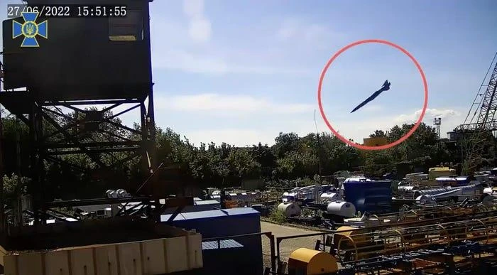 Khoảnh khắc một tên lửa Nga trước khi tấn công một một tòa nhà ở TP Kremenchuk của Ukraine hồi tháng 6. Ảnh: Security Service of Ukraine/Screengrab, Telegram Khoảnh khắc một tên lửa Nga trước khi tấn công một một tòa nhà ở TP Kremenchuk của Ukraine hồi tháng 6. Ảnh: Security Service of Ukraine/Screengrab, Telegram