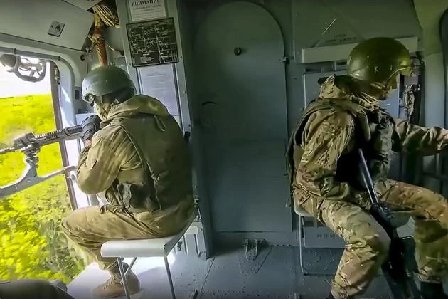 Binh sĩ Nga ngồi trên trực thăng Mi-8 trong lúc làm nhiệm vụ tại một địa điểm bí mật ở Ukraine hồi tháng 5. Ảnh: Russian Defense Ministry Press Service/ AP Binh sĩ Nga ngồi trên trực thăng Mi-8 trong lúc làm nhiệm vụ tại một địa điểm bí mật ở Ukraine hồi tháng 5. Ảnh: Russian Defense Ministry Press Service/ AP