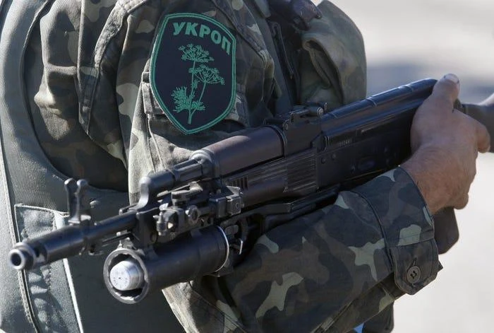 Binh sĩ Ukraine mang súng trường tấn công AK-74 khi tuần tra gần TP Debaltseve năm 2014. Ảnh: ANATOLII STEPANOV/AFP/GETTY IMAGES Binh sĩ Ukraine mang súng trường tấn công AK-74 khi tuần tra gần TP Debaltseve năm 2014. Ảnh: ANATOLII STEPANOV/AFP/GETTY IMAGES