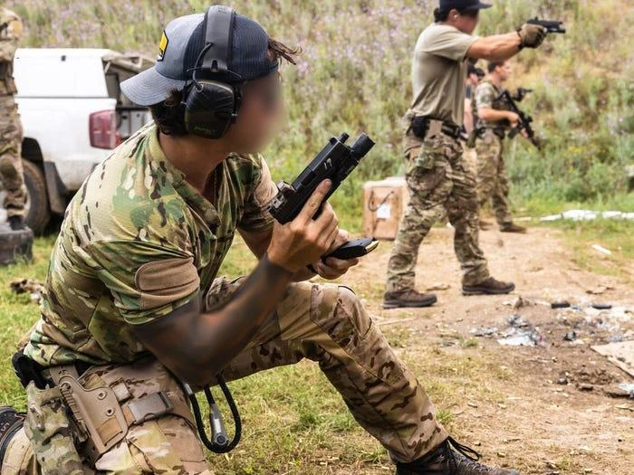 Đặc nhiệm SEAL Hải quân Mỹ nạp đạn cho súng lục Glock 17 trong cuộc tập trận ở TP Ochakiv của Ukraine năm 2021. Ảnh: US Army/Sgt. Patrik Orcutt Đặc nhiệm SEAL Hải quân Mỹ nạp đạn cho súng lục Glock 17 trong cuộc tập trận ở TP Ochakiv của Ukraine năm 2021. Ảnh: US Army/Sgt. Patrik Orcutt