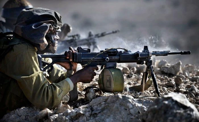 Binh sĩ thuộc Lực lượng phòng vệ Israel sử dụng súng máy hạng nhẹ IMI Negev trong cuộc tập trận tháng 11-2010. Ảnh: Israel Defense Forces Binh sĩ thuộc Lực lượng phòng vệ Israel sử dụng súng máy hạng nhẹ IMI Negev trong cuộc tập trận tháng 11-2010. Ảnh: Israel Defense Forces