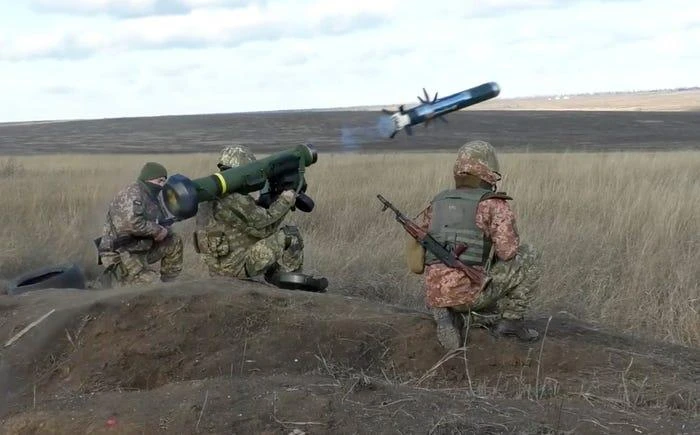 Binh sĩ Ukraine phóng tên lửa Javelin trong cuộc tập trận tại khu vực Donetsk ngày 12-1-2022. Ảnh: Ukrainian Defense Ministry Press Service/ AP Binh sĩ Ukraine phóng tên lửa Javelin trong cuộc tập trận tại khu vực Donetsk ngày 12-1-2022. Ảnh: Ukrainian Defense Ministry Press Service/ AP