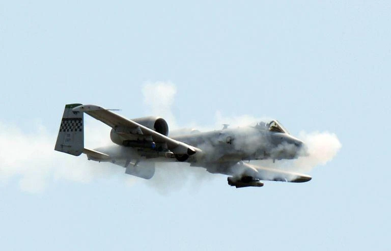 Máy bay tấn công A-10 Thunderbolt II của Không quân Mỹ bắn pháo 30 mm trong một cuộc tập trận quân sự chung tại Philippines năm 2015. Ảnh: TED ALJIBE/GETTY IMAGES Máy bay tấn công A-10 Thunderbolt II của Không quân Mỹ bắn pháo 30 mm trong một cuộc tập trận quân sự chung tại Philippines năm 2015. Ảnh: TED ALJIBE/GETTY IMAGES