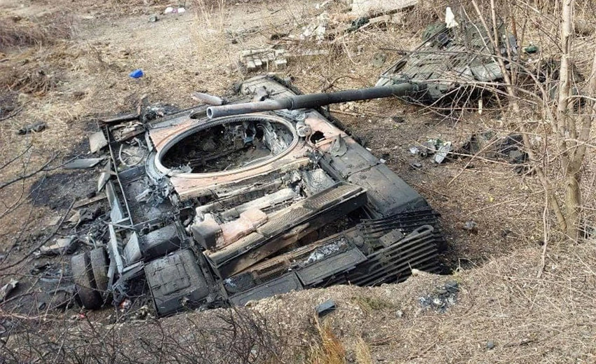 Xe tăng T-72 của Nga bị lực lượng Ukraine phá hủy ở Mariupol. Ảnh: The Moscow Times Xe tăng T-72 của Nga bị lực lượng Ukraine phá hủy ở Mariupol. Ảnh: The Moscow Times