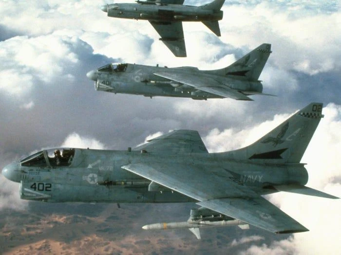 Máy bay chiến đấu A-7E Corsairs của Hải quân Mỹ trong Chiến dịch Bão táp sa mạc mà Mỹ và quân đồng minh phát động tại Iraq năm 1991. Máy bay mang tên lửa AGM-88. Ảnh: CORBIS/Corbis/Getty Images Máy bay chiến đấu A-7E Corsairs của Hải quân Mỹ trong Chiến dịch Bão táp sa mạc mà Mỹ và quân đồng minh phát động tại Iraq năm 1991. Máy bay mang tên lửa AGM-88. Ảnh: CORBIS/Corbis/Getty Images
