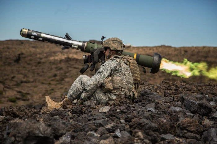 Binh sĩ Mỹ phóng tên lửa Javelin tại thao trường Pohakuloa ở Hawaii năm 2016. Ảnh: Patrick Kirby/US Army Binh sĩ Mỹ phóng tên lửa Javelin tại thao trường Pohakuloa ở Hawaii năm 2016. Ảnh: Patrick Kirby/US Army