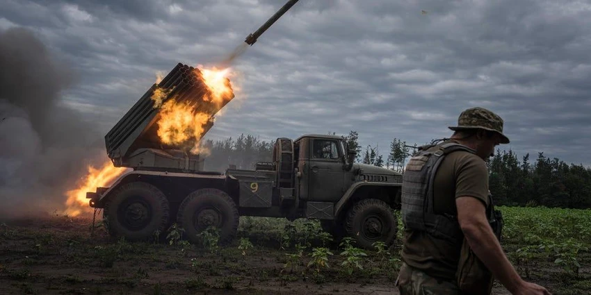 Pháo phản lực bắn loạt BM-21 Grad của Ukraine khai hỏa vào vị trí Nga tại tiền tuyến tỉnh Kharkiv (Ukraine). Ảnh: Evgeniy Maloletka/AP