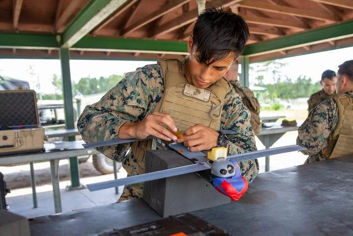 Thủy quân lục chiến Mỹ và UAV cảm tử Switchblade. Ảnh: US Marine Corps/Pfc. Sarah Pysher