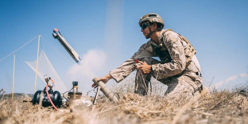 Thủy quân lục chiến Mỹ phóng UAV Swichblade trong một cuộc tập trận năm 2020. Ảnh: Corps/Cpl. Jennessa Davey Thủy quân lục chiến Mỹ phóng UAV Swichblade trong một cuộc tập trận năm 2020. Ảnh: Corps/Cpl. Jennessa Davey