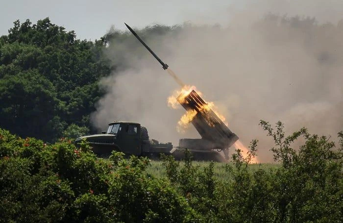 Quân đội Ukraine khai hỏa pháo phản lực bắn loạt BM-21 Grad tại vùng Luhansk ngày 12-6. Ảnh: Gleb Garanich/REUTERS Quân đội Ukraine khai hỏa pháo phản lực bắn loạt BM-21 Grad tại vùng Luhansk ngày 12-6. Ảnh: Gleb Garanich/REUTERS
