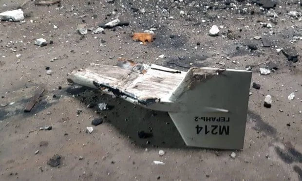 Mảnh vỡ của những gì Ukraine mô tả là UAV Shahed của Iran bị bắn hạ gần TP Kupiansk của Ukraine. Ảnh: Ukrainian military’s Strategic Communications Directorate/AP Mảnh vỡ của những gì Ukraine mô tả là UAV Shahed của Iran bị bắn hạ gần TP Kupiansk của Ukraine. Ảnh: Ukrainian military’s Strategic Communications Directorate/AP