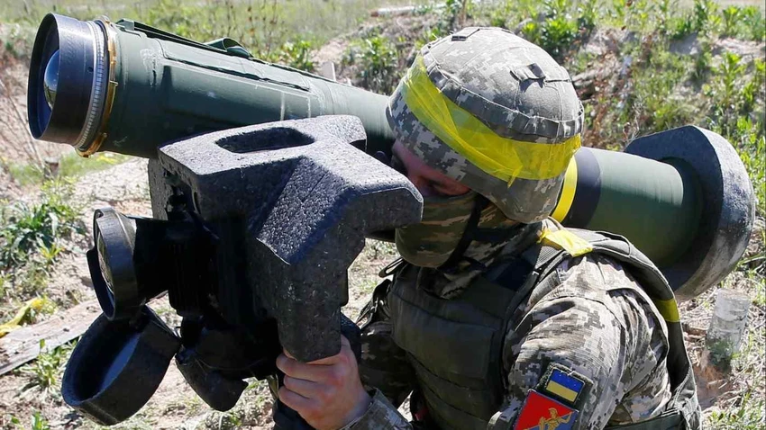 Binh sĩ sử dụng hệ thống tên lửa Javelin trong một cuộc tập trận quân sự gần TP Rivne của Ukraine. Ảnh: REUTERS
