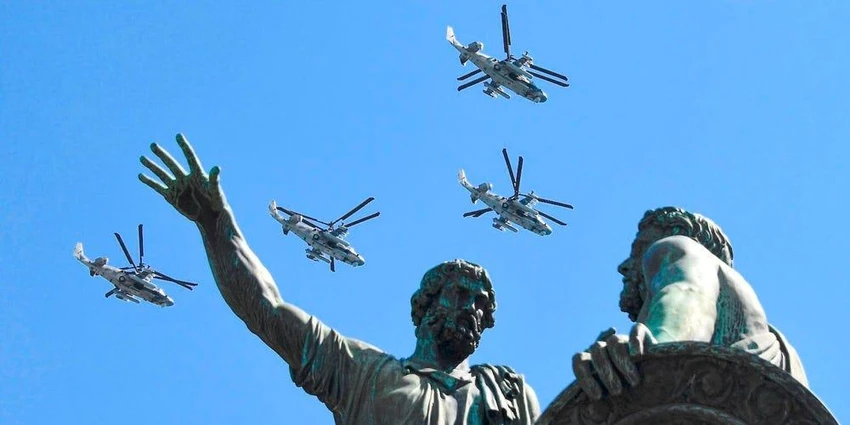 Trực thăng tấn công “Cá sấu” Ka-52 của Nga bay qua Quảng trường Đỏ ở thủ đô Moscow tháng 6-2020. Ảnh: ALEXANDER NEMENOV/AFP/Getty Images Trực thăng tấn công “Cá sấu” Ka-52 của Nga bay qua Quảng trường Đỏ ở thủ đô Moscow tháng 6-2020. Ảnh: ALEXANDER NEMENOV/AFP/Getty Images
