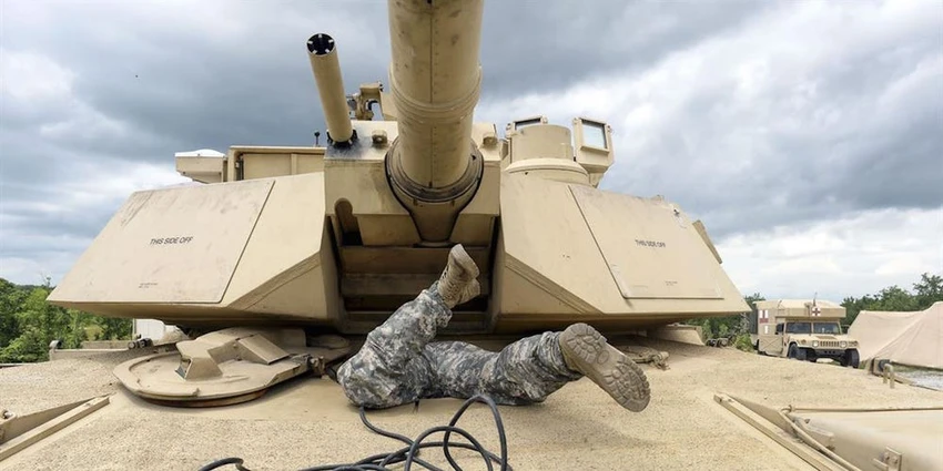 Binh sĩ Mỹ trườn vào khoang lái của xe tăng M1A1 Abrams tại căn cứ quân sự Fort Benning thuộc bang Georgia (Mỹ) tháng 5-2016. Ảnh: US ARMY Binh sĩ Mỹ trườn vào khoang lái của xe tăng M1A1 Abrams tại căn cứ quân sự Fort Benning thuộc bang Georgia (Mỹ) tháng 5-2016. Ảnh: US ARMY