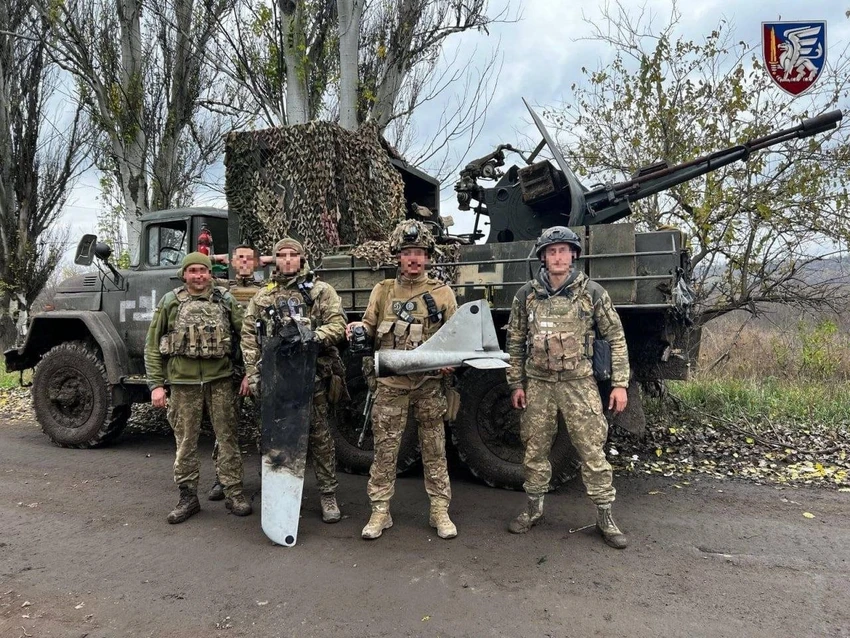 Binh sĩ Ukraine bắn hạ một UAV Orlan-10 của Nga bằng pháo phòng không Zu-23-2 gắn trên xe tải. Ảnh: The EurAsian Times