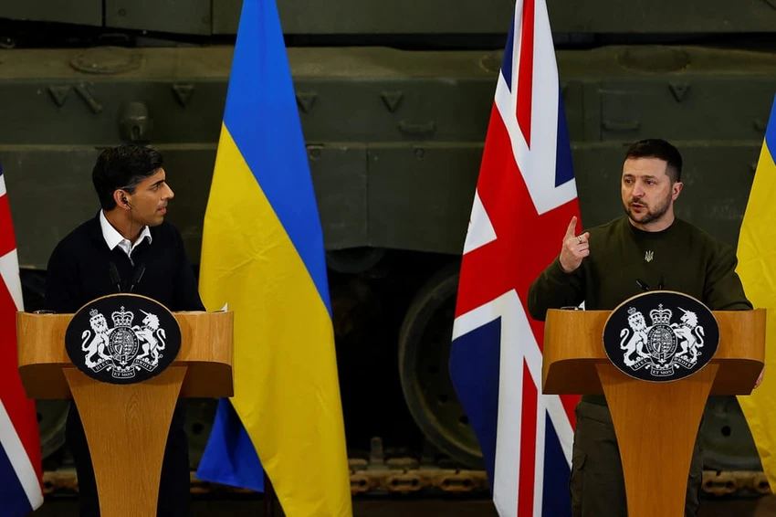 Thủ tướng Anh Rishi Sunak (trái) và Tổng thống Ukraine Volodymyr Zelenskiy có buổi họp báo chung tại căn cứ huấn luyện quân sự Lulworth ở Wareham thuộc miền nam nước Anh hôm 8-2. Ảnh: Peter Nicholls/WPA Pool/Getty Images Thủ tướng Anh Rishi Sunak (trái) và Tổng thống Ukraine Volodymyr Zelenskiy có buổi họp báo chung tại căn cứ huấn luyện quân sự Lulworth ở Wareham thuộc miền nam nước Anh hôm 8-2. Ảnh: Peter Nicholls/WPA Pool/Getty Images
