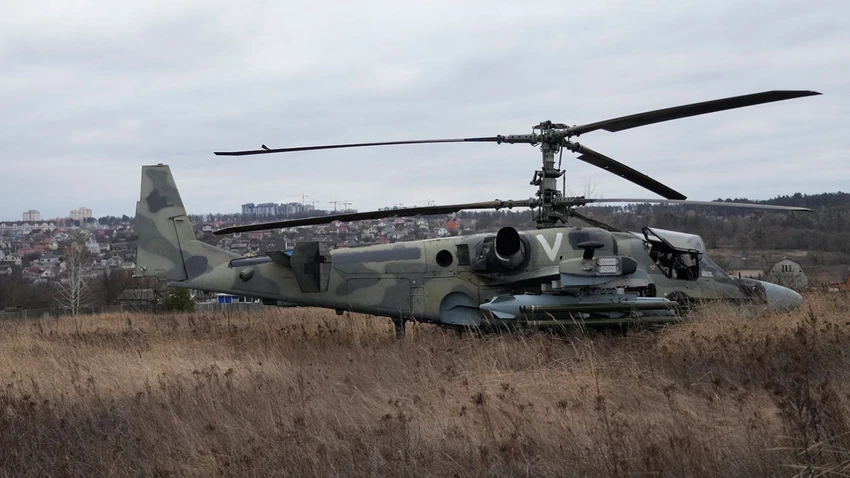 Trực thăng Ka-52 của Nga được nhìn thấy trên một cánh đồng sau khi hạ cánh khẩn bên ngoài thủ đô Kiev của Ukraine. Ảnh: Efrem Lukatsky / AP / TASS Trực thăng Ka-52 của Nga được nhìn thấy trên một cánh đồng sau khi hạ cánh khẩn bên ngoài thủ đô Kiev của Ukraine. Ảnh: Efrem Lukatsky / AP / TASS