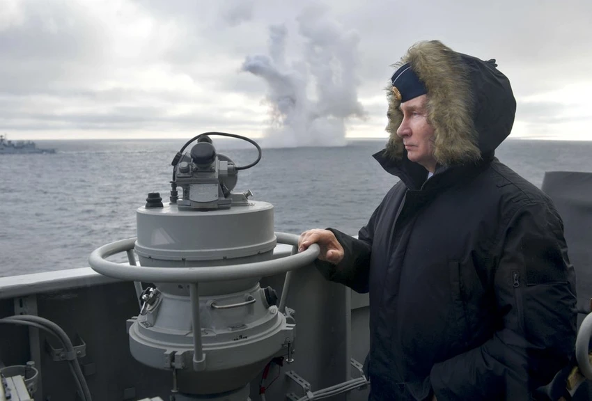Tổng thống Nga Vladimir Putin theo dõi một cuộc tập trận hải quân ở Biển Đen hồi tháng 1-2020. Ảnh: Alexei Druzhinin/ Sputnik/ Kremlin Pool Photo/ AP